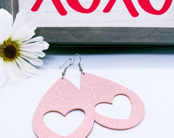 Kolczyki skórzane w kolorze jasnoróżowym z wyciętymi serduszkami, specjalne na Walentynki! ręcznie robione przez Hammered Love Letters