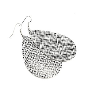 Brincos de couro saffiano preto e branco feitos à mão por Hammered Love Letters