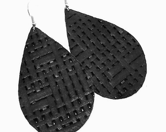 Lederen oorbellen zwarte mand geweven handgemaakt door Hammered Love Letters