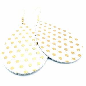 Brincos de couro branco com bolinhas douradas feitos à mão por Hammered Love Letters