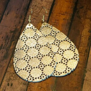 Leder Ohrringe gold swiss dot dots leder handmade by Hammered Love Letters Bild 4