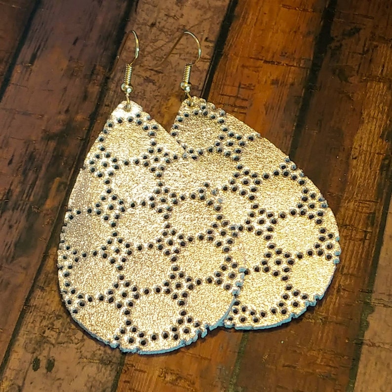 Leder Ohrringe gold swiss dot dots leder handmade by Hammered Love Letters Bild 4