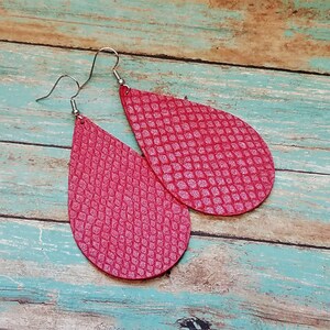 Pendientes de cuero sandía rosa patrón de serpiente hecho a mano por Hammered Love Letters