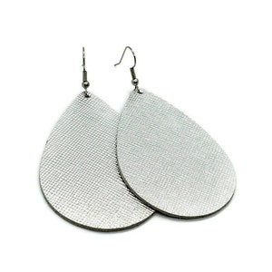 Brincos de couro prata metálico couro saffiano feitos à mão por Hammered Love Letters