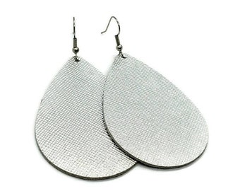 Leder Ohrringe silber metallic Saffiano Leder von Hammered Love Letters
