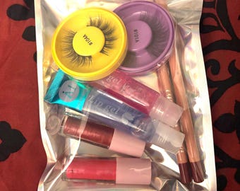 Łyżeczka do ust (wraz z konturówką i rzęsami)