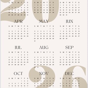 Könnte beinhalten: Beige-weißer Kalender 2024 mit monatlichen Layouts. Jeder Monat wird mit seinem Namen und den Daten auf einem neutralen Hintergrund mit abstrakten Formen angezeigt. Der Kalender ist für den Heim- oder Bürogebrauch konzipiert.
