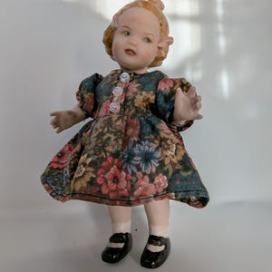 Poupée Heubach Koppelsdorf en biscuit : reproduction signée par l'artiste, robe de style vintage - France