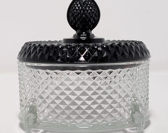 Vintage poederpot uit New Martinsville met het briljante ruitpatroon van 'Genève'