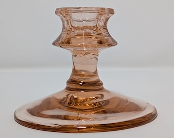 Candelabro antiguo de cristal rosa de la época de la Gran Depresión