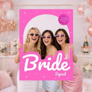 Könnte beinhalten: Ein leuchtend rosa Fotorahmen mit den weißen Worten "Bride Squad". Der Rahmen hat eine kreisförmige Aussparung für Gesichter und enthält den Text "Arabella's Bachelorette Party". Drei Frauen lächeln und tragen rosa Sonnenbrillen.