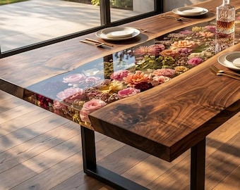 Handgemaakte bloemen epoxyhars tafel met echte gedroogde bloemen – Luxe custom riviertafel, uniek botanisch houten meubilair, op de natuur geïnspireerd huis