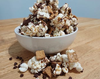 Palomitas de maíz gourmet para fiestas, S'mores, pretzels de chocolate y caramelo, y galletas con crema hechas con ingredientes reales.