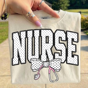 Infirmière PNG, conception de chemise d'infirmière, coquette noeud infirmière PNG, graphique d'infirmière mignon, travailleur de la santé PNG, conception de chemise d'infirmière girly