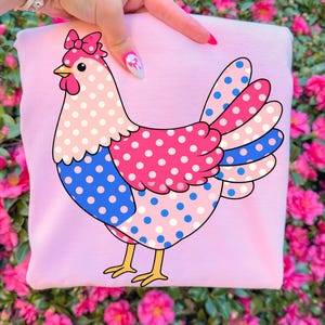 Pollo primaverile PNG, design di pollo patchwork carino, stile fattoria femminile PNG, maglietta di Pasqua alla moda PNG, grafica di animali da fattoria civettuola da scaricare