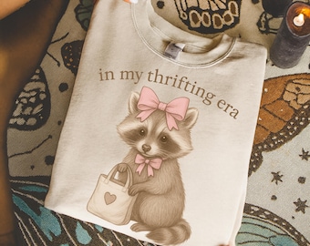 Nella mia era del risparmio PNG, design di maglietta con procione civettuolo, animale estetico ragazza morbida PNG, download digitale per amanti del risparmio di Trendy Boutique