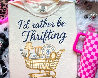Eu preferiria estar garimpando em brechós PNG, design de camiseta com estética de brechó, carrinho de decoração vintage azul e dourado, gráfico retrô de brechó, estilo boutique digital
