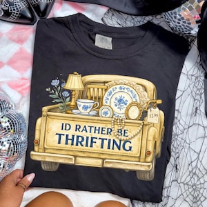 Preferiría estar comprando en tiendas de segunda mano / Diseño vintage de camioneta de segunda mano / Decoración antigua y gráfico de porcelana azul / Compras de segunda mano estilo cottagecore / Camiseta boutique