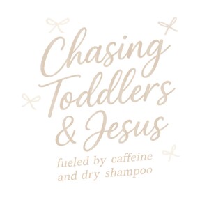 Pu&ograve; includere: Uno sfondo bianco con il testo "Chasing Toddlers & Jesus" in un carattere script marrone chiaro. Sotto, un testo pi&ugrave; piccolo recita "fueled by caffeine and dry shampoo". Piccole illustrazioni di fiocchi sono sparse intorno al testo.