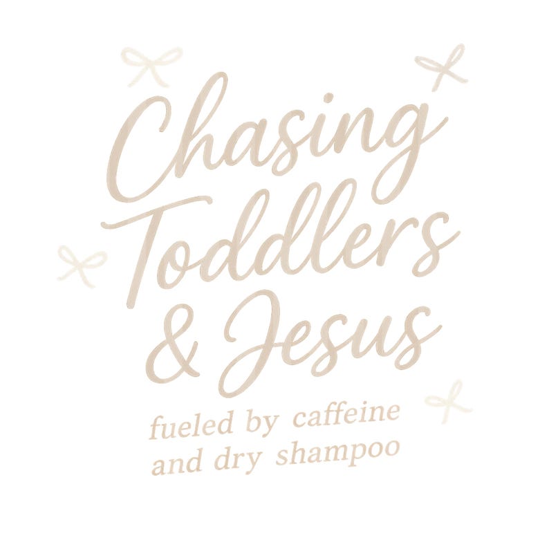 Pu&ograve; includere: Uno sfondo bianco con il testo "Chasing Toddlers & Jesus" in un carattere script marrone chiaro. Sotto, un testo pi&ugrave; piccolo recita "fueled by caffeine and dry shampoo". Piccole illustrazioni di fiocchi sono sparse intorno al testo.