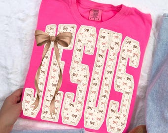 Lettera iniziale con fiocco preppy in formato PNG digitale / Design per maglietta Coquette Pink Boutique / Grafica in stile monogramma con motivo a fiocco / Download PNG alla moda femminile