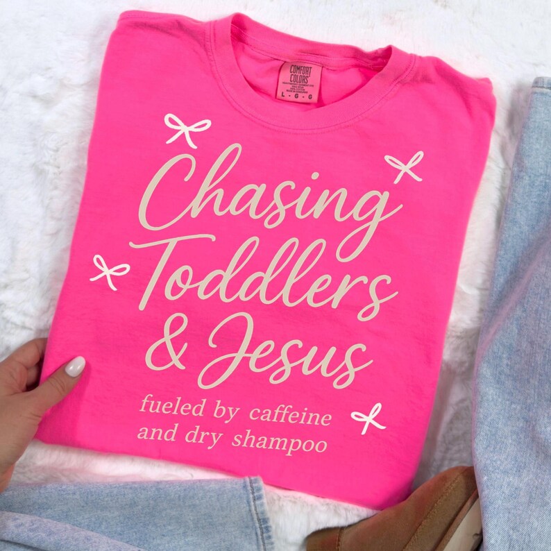 Inseguendo i bambini e Gesù PNG, mamma cristiana PNG, maglietta mamma png, collage mamma png, sublimazione neutra Momlife, maglietta cristiana boutique png immagine 2