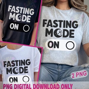 Op de afbeelding: Drie t-shirts met de tekst "FASTING MODE ON" in een vet, wit lettertype. Het ontwerp bevat een maan en sterren. Eén shirt is zwart, één is grijs en één is wit. De zin "PNG DIGITAL DOWNLOAD ONLY" staat onderaan.