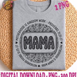 Puede incluir: Una camiseta gris claro con la palabra "MAMA" en una fuente negra decorativa, rodeada de diseños florales y el texto "Motherhood is Kingdom Work - Proverbs 31:25-27". La camiseta también tiene el texto "Digital Download - PNG - 300 DPI".