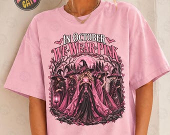 I oktober bär vi rosa PNG PNG, bröstcancermedvetenhet PNG, retro cancerband PNG, rosa Halloween-häxa PNG, Halloween-skjorta sublimering