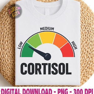 Könnte beinhalten: Weißes T-Shirt mit einer Grafik eines Cortisolmessgeräts. Das Messgerät hat eine Nadel, die auf den Bereich "niedrig" zeigt, mit einem Farbverlauf von Grün nach Rot. Das Wort "CORTISOL" ist darunter in fetten schwarzen Buchstaben gedruckt.