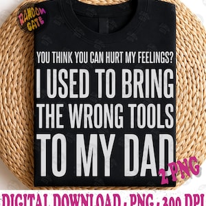 Puede incluir: Una camiseta negra de cuello redondo con texto en blanco que dice: YOU THINK YOU CAN HURT MY FEELINGS? I USED TO BRING THE WRONG TOOLS TO MY DAD. La prenda presenta un diseño estándar de manga corta con un cuello sencillo y un estampado centrado.