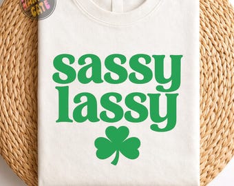 Sassy Lassy PNG: Tur irländsk St Patrick-citat png Retro grönklöver typografidesign (digital nedladdning)