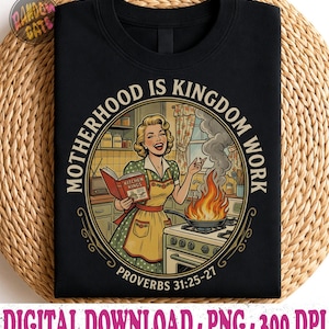 Puede incluir: Camiseta negra con una ilustración retro de una mujer cocinando, con el texto "Motherhood is Kingdom Work" y "Proverbios 31:25-27". El diseño presenta una escena de cocina vintage con una mujer sosteniendo un libro de cocina.