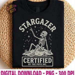 Może przedstawiać: Czarna koszulka z grafiką szkieletu wskazującego gwiazdy. Nad szkieletem napis "STARGAZER". Pod spodem tekst "CERTIFIED BY THE POTS INC.". Do pobrania cyfrowo.
