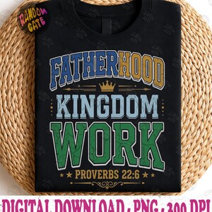 Op de afbeelding: Zwart T-shirt met de woorden "FATHERHOOD KINGDOM WORK" in blauw, goud en groen, met "PROVERBS 22:6" eronder. Het shirt is op een geweven oppervlak gevouwen. De woorden "DIGITALE DOWNLOAD PNG 300 DPI" staan onderaan.