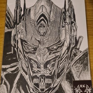Puede incluir: Dibujo en blanco y negro de la cara de un robot, con intrincados detalles mecánicos. La obra de arte está en una funda protectora. Una pequeña pegatina con texto estilizado está en la esquina inferior derecha. La cara del robot es el foco principal.