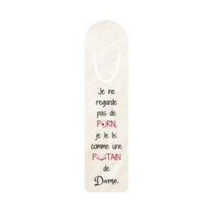 May include: A rectangular bookmark with a white cord. The bookmark has the text "Je ne regarde pas de PORN, je le lis comme une POTAIN de Dame." in black and red font.