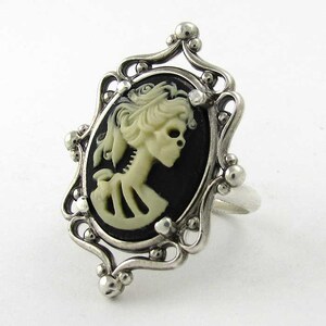 Skeleton Lady Cameo