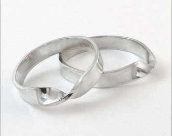 スターリングシルバーのメビウスストリップリング - Geekery Jewelry