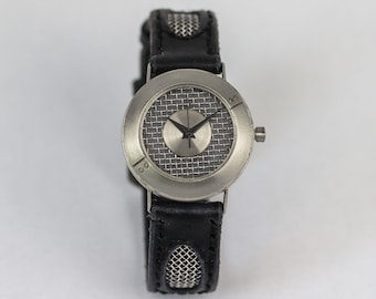 Reloj dirigible, caja de alpaca, correa de piel negra