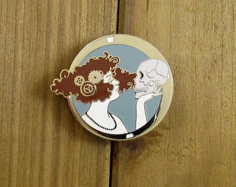 Pin de esmalte de cadáver exquisito