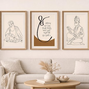 Puede incluir: Tres impresiones artísticas enmarcadas con dibujos lineales de figuras sij. La obra de arte es en negro sobre un fondo crema, con un marco dorado. Una impresión presenta texto en escritura. Las impresiones se exhiben sobre un sofá.