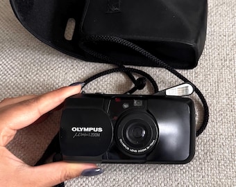 Cámara de película compacta Olympus μ[mju:] Zoom de 35 mm, estilo vintage.