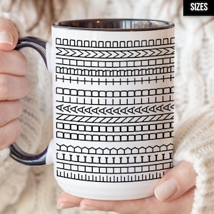 Może przedstawiać: Biały ceramiczny kubek z czarnym wnętrzem i uchwytem. Kubek ma powtarzający się czarny geometryczny wzór na zewnątrz. Tekst "TWO SIZES" znajduje się w czarnym polu w prawym górnym rogu.