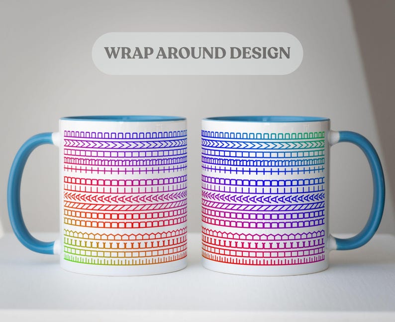 Op de afbeelding: Twee witte keramische mokken met een wikkelontwerp met een regenboogverloop van geometrische patronen. De mokken hebben blauwe handvatten en interieurs, en de tekst "WRAP AROUND DESIGN" staat boven de mokken.