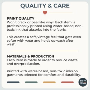 Op de afbeelding: Een afbeelding met de tekst 'QUALITY & CARE' en informatie over printkwaliteit en materialen. De tekst beschrijft het gebruik van inkt op waterbasis, niet-giftige inkten en productie op bestelling.