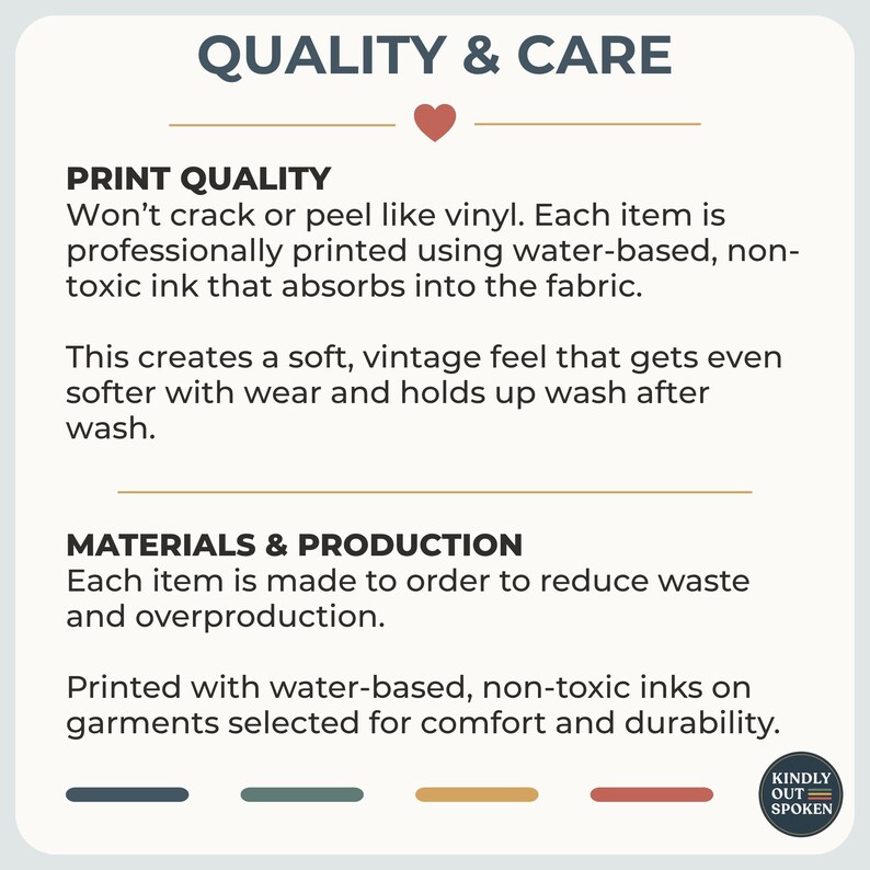 Pu&ograve; includere: Un grafico informativo intitolato QUALITY & CARE con una piccola icona a forma di cuore rosso. Descrive la qualit&agrave; di stampa, utilizzando inchiostro atossico a base d'acqua che si assorbe nel tessuto, e indica che gli articoli sono fatti su ordinazione.