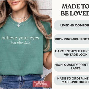Pu&ograve; includere: Una t-shirt verde a maniche corte con il testo bianco "believe your eyes (not their lies)" sul davanti. Il lato destro dell'immagine mostra un elenco di caratteristiche: "MADE TO BE LOVED", "LIVED-IN COMFORT", "100% RING-SPUN COTTON", "GARMENT-DYED FOR THAT VINTAGE LOOK", "HIGH-QUALITY PRINT THAT LASTS" e "MADE TO ORDER, NEVER MASS-PRODUCED."