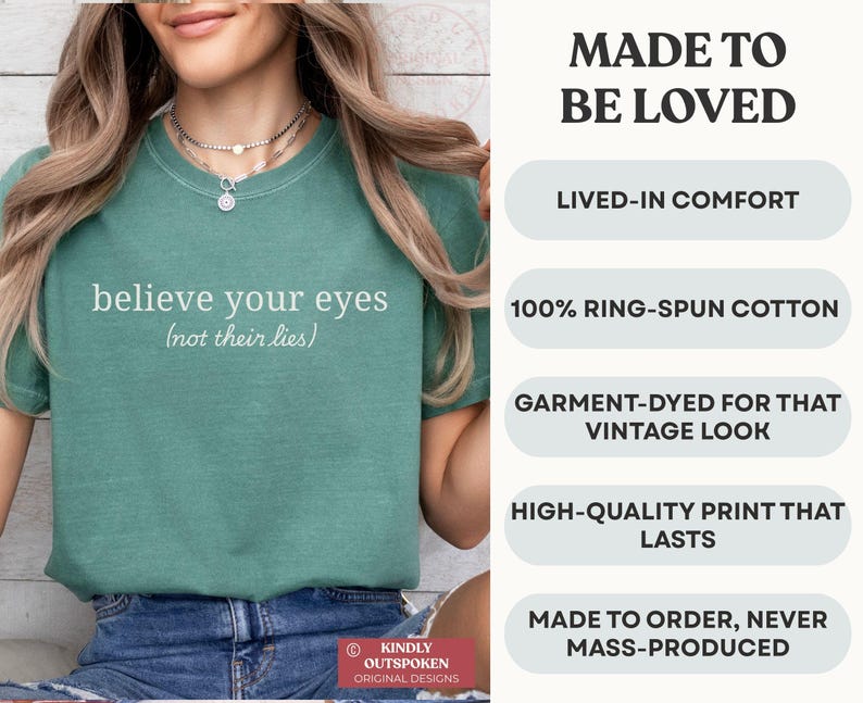 Pu&ograve; includere: Una t-shirt verde a maniche corte con il testo bianco "believe your eyes (not their lies)" sul davanti. Il lato destro dell'immagine mostra un elenco di caratteristiche: "MADE TO BE LOVED", "LIVED-IN COMFORT", "100% RING-SPUN COTTON", "GARMENT-DYED FOR THAT VINTAGE LOOK", "HIGH-QUALITY PRINT THAT LASTS" e "MADE TO ORDER, NEVER MASS-PRODUCED."