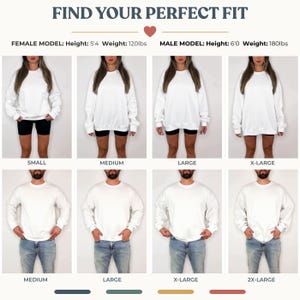 Puede incluir: Imagen que muestra una gu&iacute;a de tallas para sudaderas blancas. El texto dice "FIND YOUR PERFECT FIT". Las modelos femeninas miden 1,63 m y pesan 54 kg, los modelos masculinos miden 1,83 m y pesan 82 kg. Tallas: Small, Medium, Large, X-Large y 2X-Large.